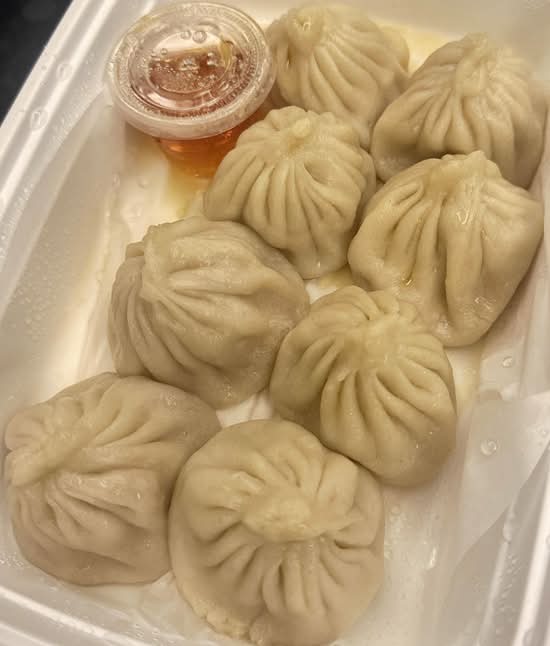 D10. Shanghai Style Steamed Dumplings 小籠包